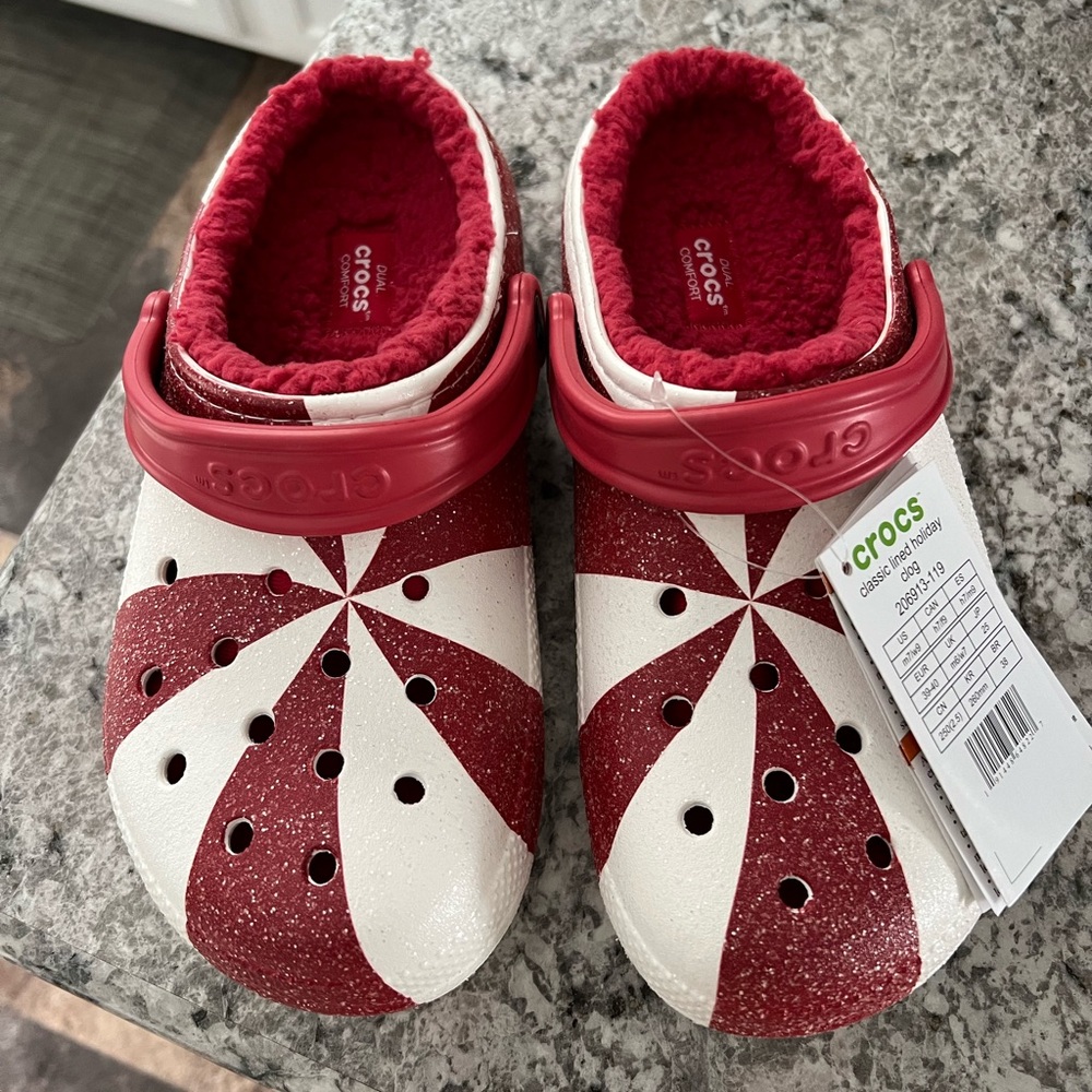 NWT Lined holiday crocs. Size women’s 9